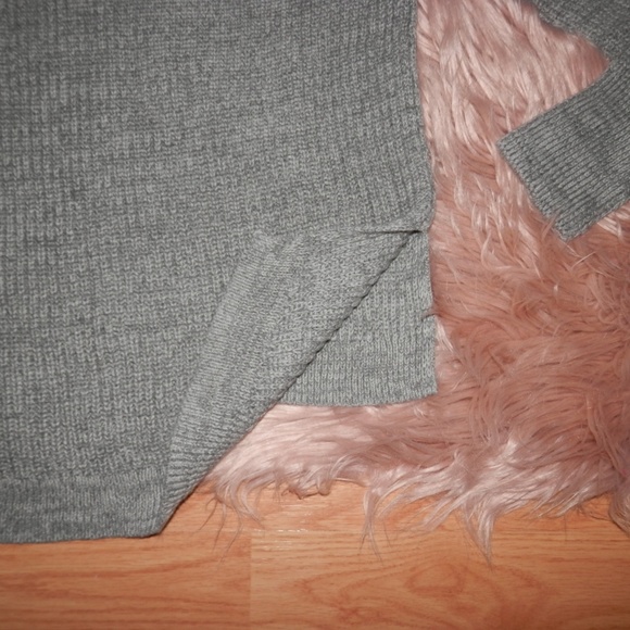 NEW Hollister Juniors Small Open Cold Shoulder Sweater 3207 - Picture 7 of 7